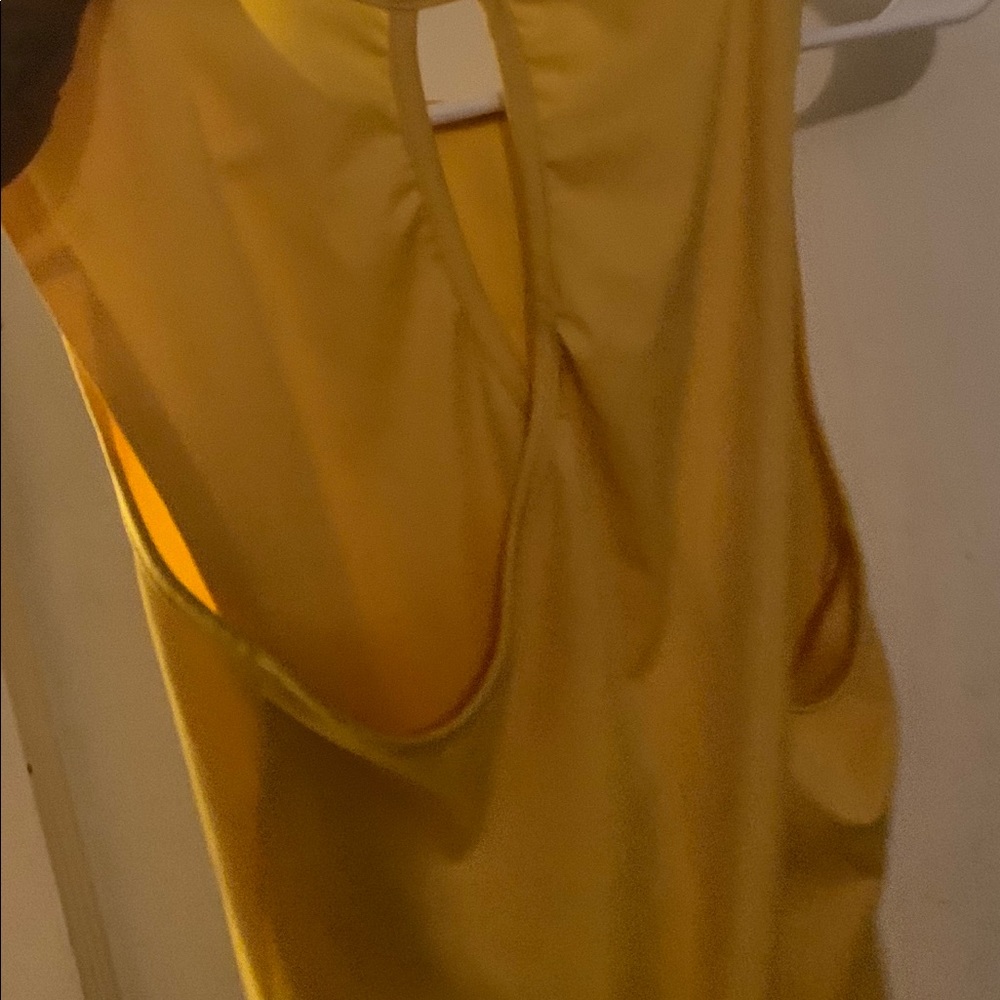 Sleeveless shirt with cross design in the back
